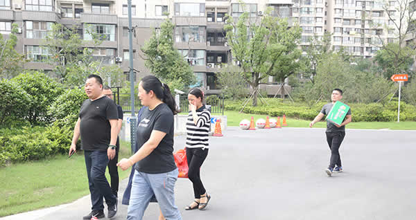 1564472444337.jpg 公司动态=情牵一线项目组,高温时节送清凉01.jpg